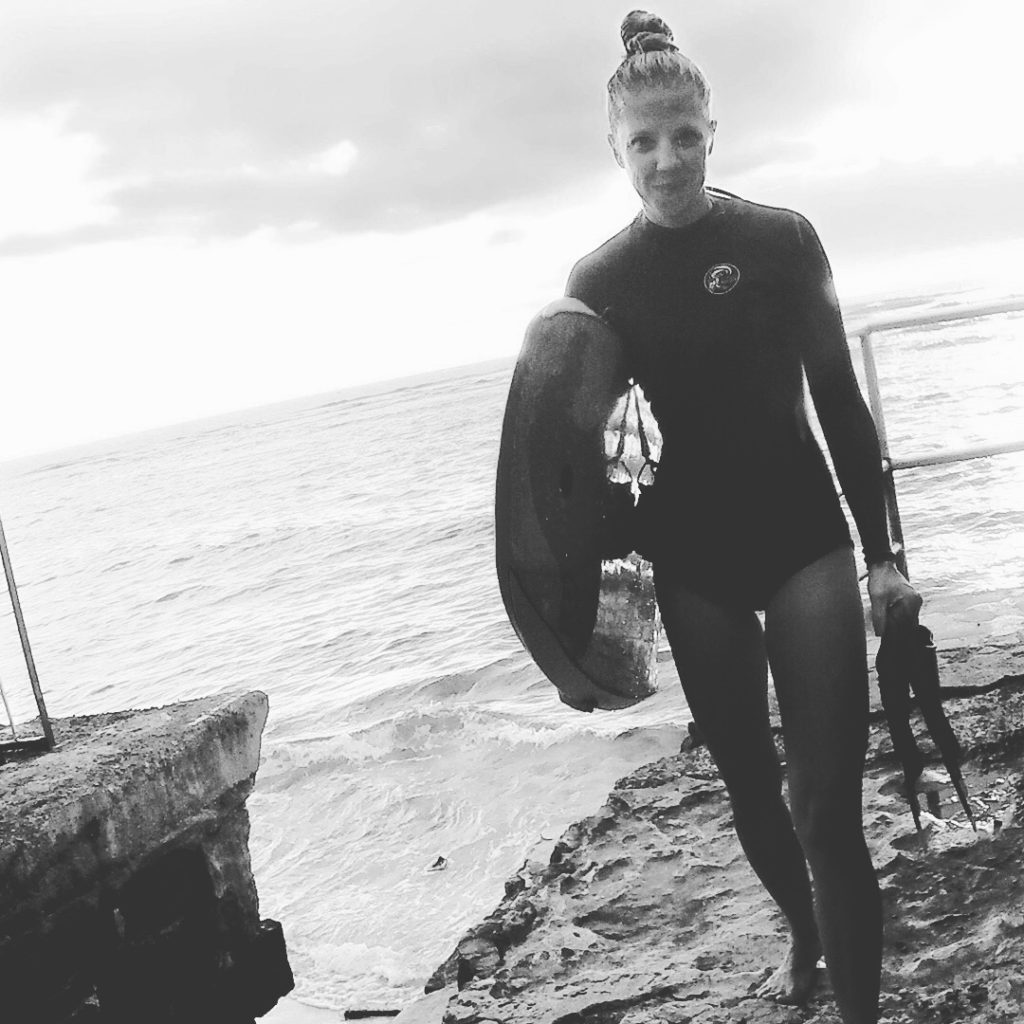 the-wow_fahrradbegeisterte-wahl-hawaiianerin_mela-beim-surfen